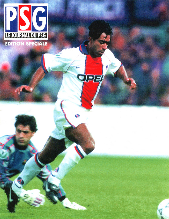 Pat échappe à Vitor Baia - Finale C2 Barça/PSG - mai 1997 (Photo : Ch. Gavelle - PSG)