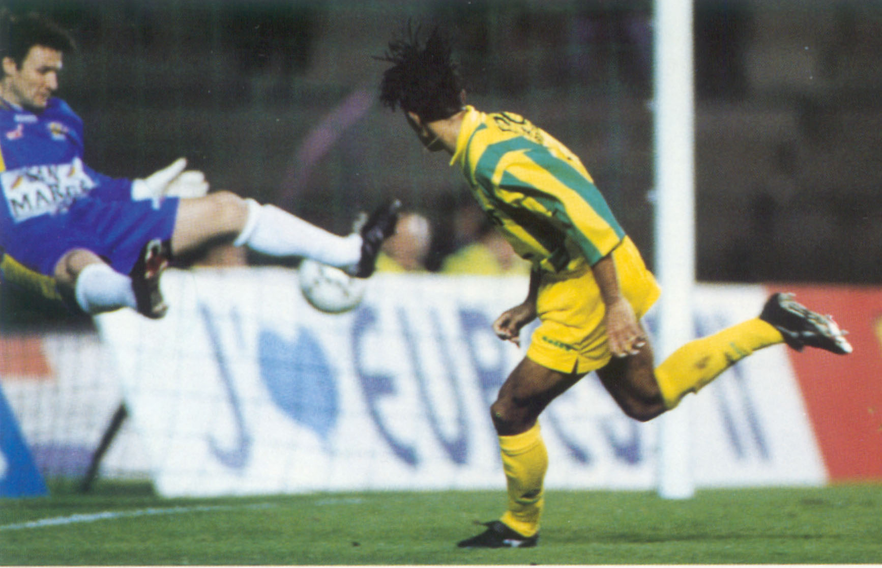 Patrice bat le gardien martégal Éric Durand - Nantes/Martigues - 11 février 1995 (Photo : D.R.)
